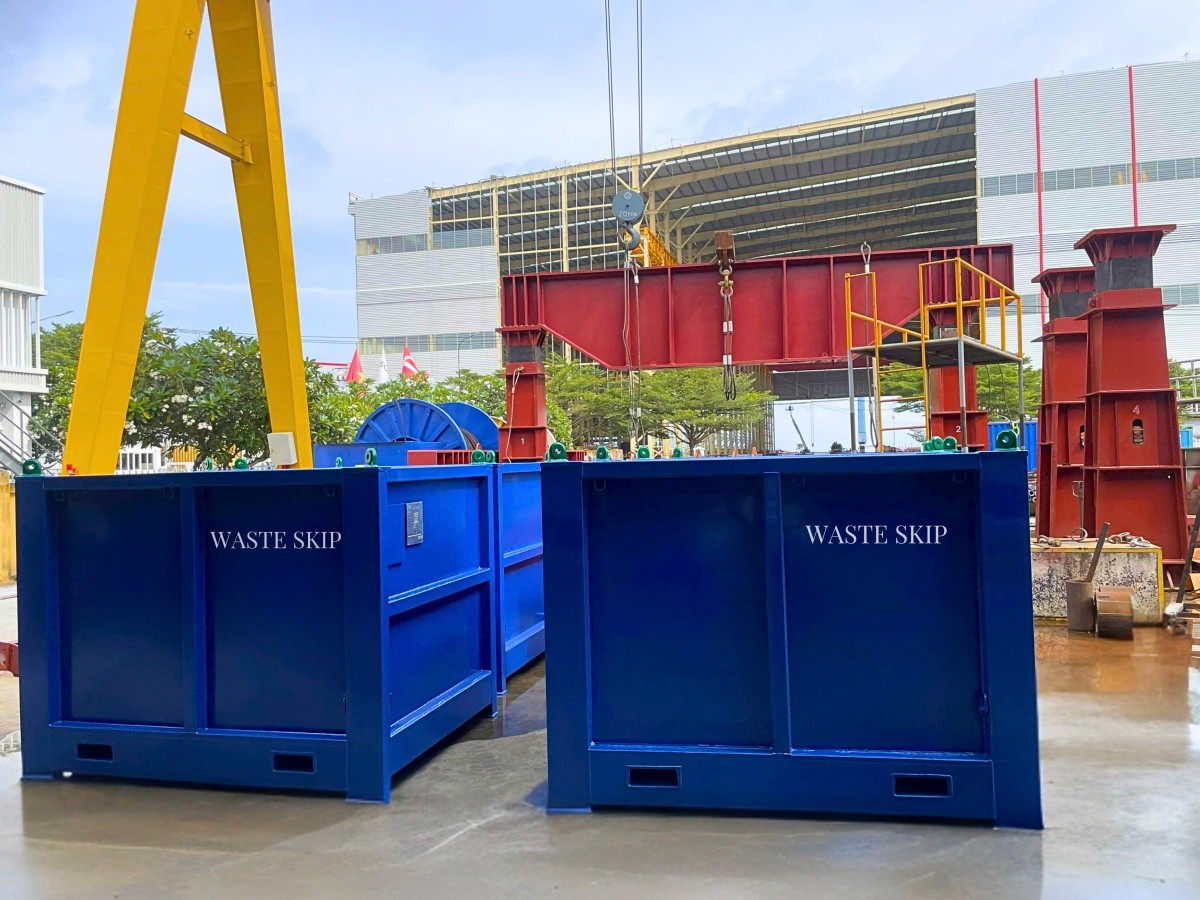 Lifting gears to BS EN 12079 and D.N.V 2.7-1 Standards